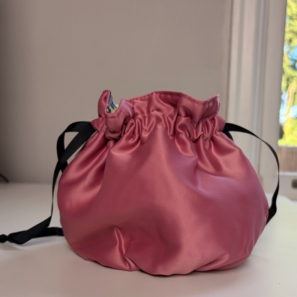 NEW Gucci Beauty Satin Pouch